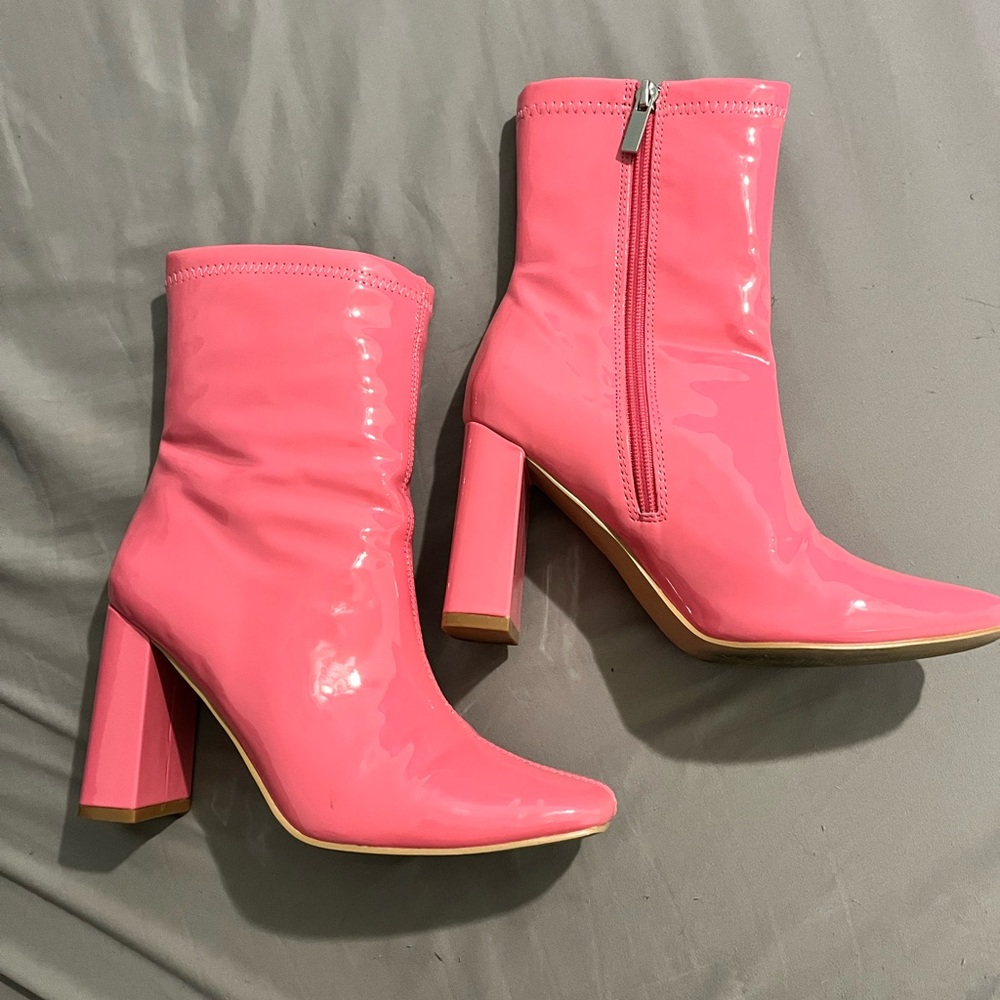 Size 7 pink heeled boots